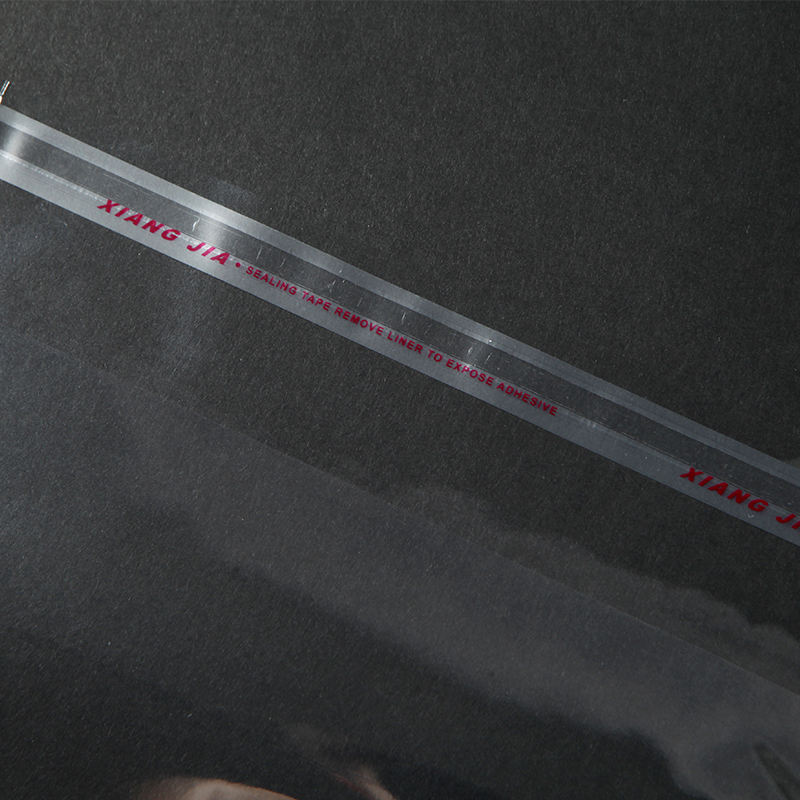 detalhe da fita do saco adesivado  transparente  para roupas, kits e e-commerce no Bom Retiro em São Paulo - Malhaplast Embalagens